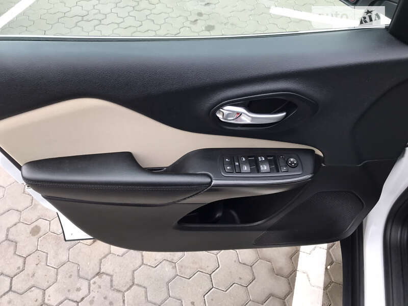 Внедорожник / Кроссовер Jeep Cherokee 2015 в Киеве