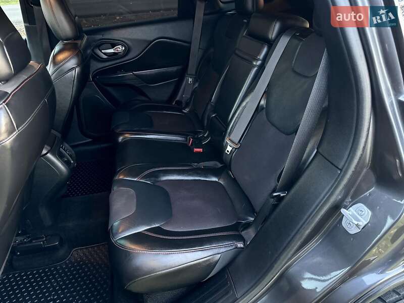 Внедорожник / Кроссовер Jeep Cherokee 2014 в Мукачево