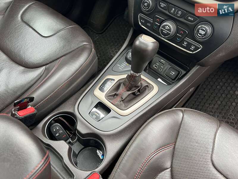 Внедорожник / Кроссовер Jeep Cherokee 2015 в Киеве