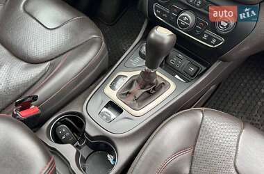 Внедорожник / Кроссовер Jeep Cherokee 2015 в 