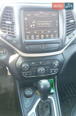 Внедорожник / Кроссовер Jeep Cherokee 2015 в 