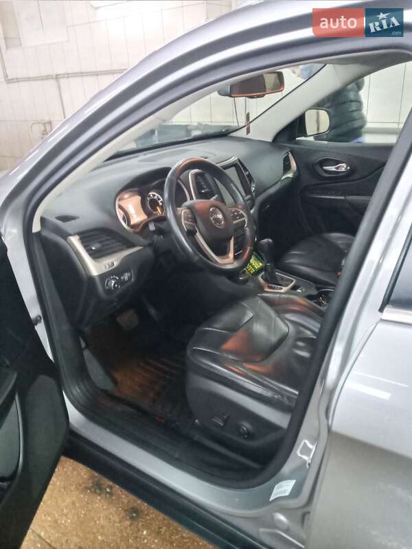 Внедорожник / Кроссовер Jeep Cherokee 2015 в Чугуеве