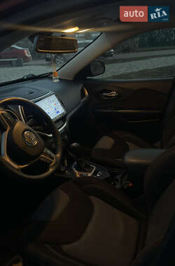 Внедорожник / Кроссовер Jeep Cherokee 2013 в 
