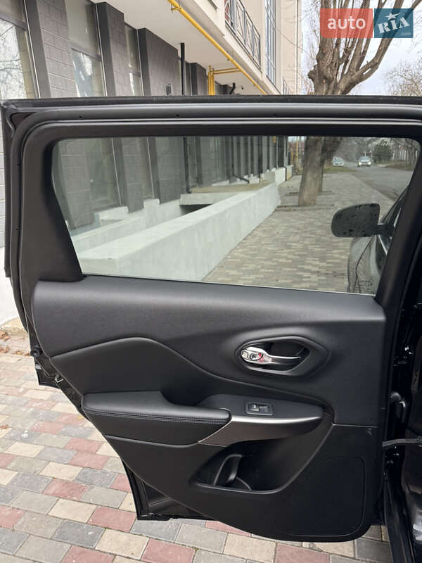 Внедорожник / Кроссовер Jeep Cherokee 2018 в Одессе фото 19 Внедорожник / Кроссовер Jeep Cherokee 2018 в Одессе