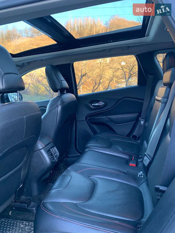 Внедорожник / Кроссовер Jeep Cherokee 2015 в Вижнице