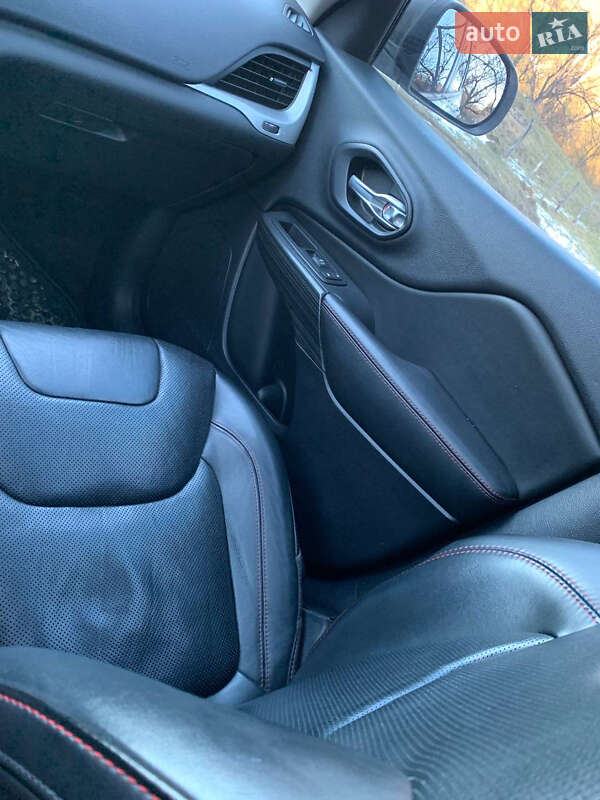 Внедорожник / Кроссовер Jeep Cherokee 2015 в Вижнице