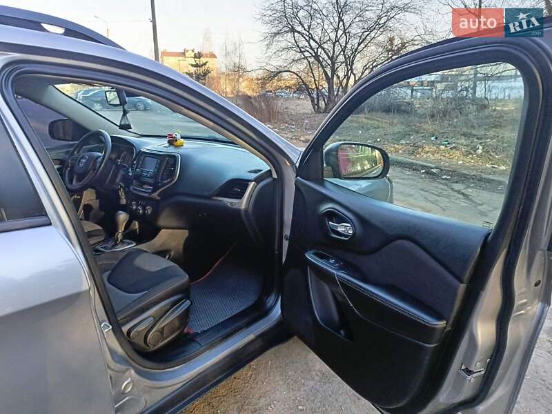 Внедорожник / Кроссовер Jeep Cherokee 2015 в Житомире