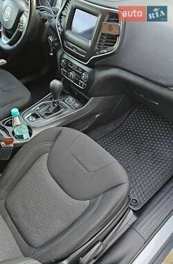 Позашляховик / Кросовер Jeep Cherokee 2018 в 