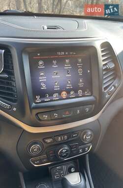 Внедорожник / Кроссовер Jeep Cherokee 2015 в 