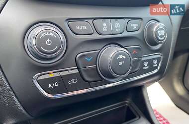 Внедорожник / Кроссовер Jeep Cherokee 2022 в 