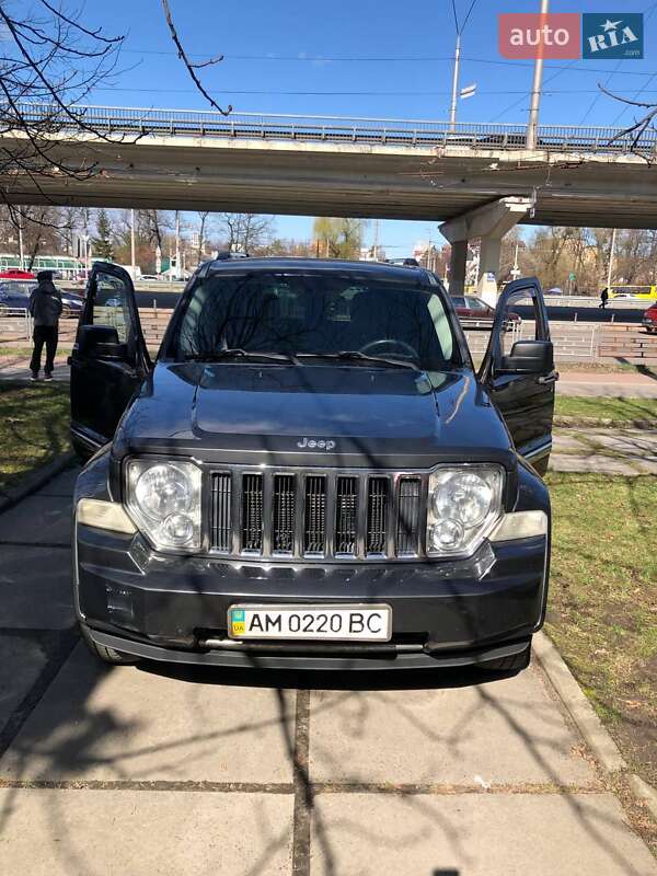 Внедорожник / Кроссовер Jeep Cherokee 2011 в Киеве