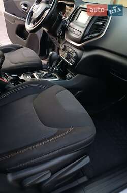 Внедорожник / Кроссовер Jeep Cherokee 2015 в 