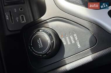 Внедорожник / Кроссовер Jeep Cherokee 2015 в 