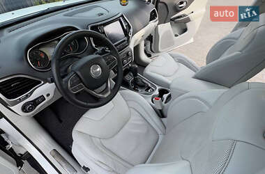 Позашляховик / Кросовер Jeep Cherokee 2019 в 