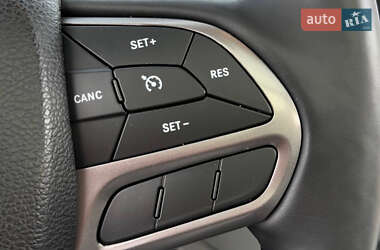 Позашляховик / Кросовер Jeep Cherokee 2019 в 