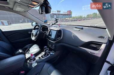 Внедорожник / Кроссовер Jeep Cherokee 2016 в 