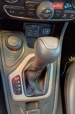 Внедорожник / Кроссовер Jeep Cherokee 2016 в 