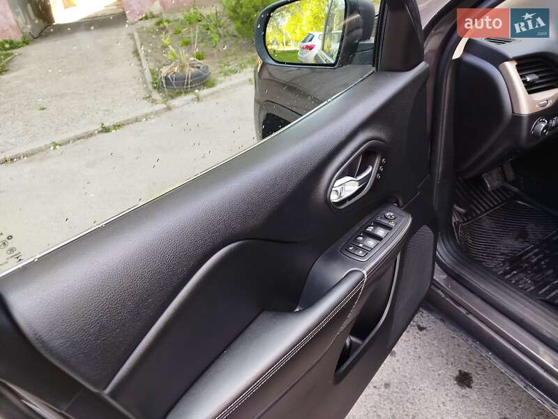 Внедорожник / Кроссовер Jeep Cherokee 2016 в Ровно