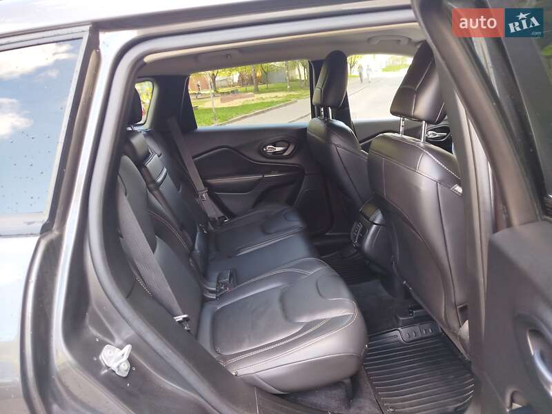 Внедорожник / Кроссовер Jeep Cherokee 2016 в Ровно