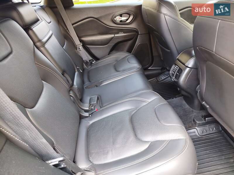 Внедорожник / Кроссовер Jeep Cherokee 2016 в Ровно