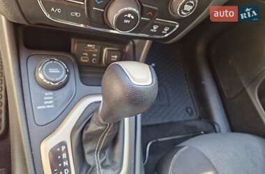 Внедорожник / Кроссовер Jeep Cherokee 2015 в 
