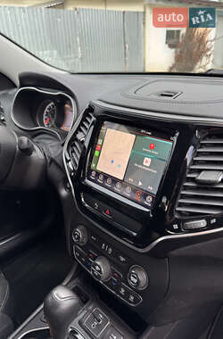 Позашляховик / Кросовер Jeep Cherokee 2019 в 