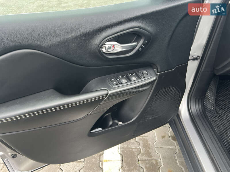 Позашляховик / Кросовер Jeep Cherokee 2015 в Стрию