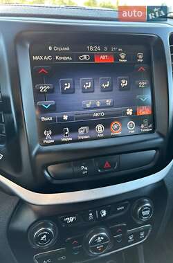 Внедорожник / Кроссовер Jeep Cherokee 2015 в 