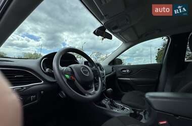 Позашляховик / Кросовер Jeep Cherokee 2019 в 