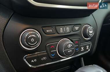 Внедорожник / Кроссовер Jeep Cherokee 2022 в 