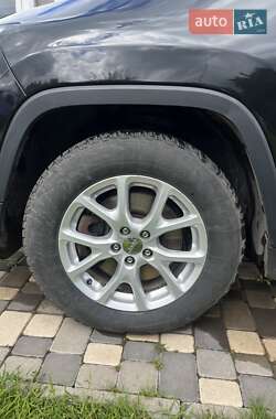 Внедорожник / Кроссовер Jeep Cherokee 2015 в 