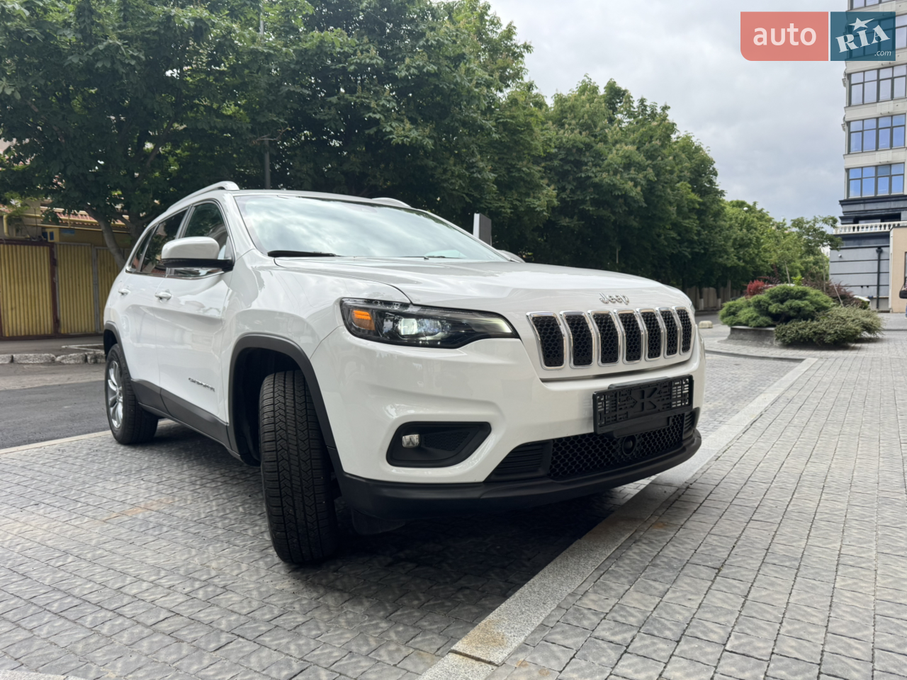 Продам Jeep Cherokee 3.2 (271кс) 4WD, пробіг 65 тис. в максимальній комплектаціі. Практично нове авто. Стан ідеальний. Шкіра, підігрів сидінь та руля, електрокерування сидіння, панорама, датчики дощу, датчики світла, контроль мертвих зон, адаптивний круіз з утриманням полоси, безключовий доступ, безпека ціла без ремонту та замін.
Машина своя доглянута. Всі розхідники замінені. Машина заіхала восени 24 року. Стояла в гаражі. Пошкодження були мінімальні, задній бампер з правого боку. Фото в особисті. Торг можливий!