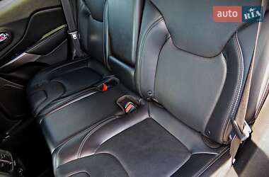 Позашляховик / Кросовер Jeep Cherokee 2019 в 
