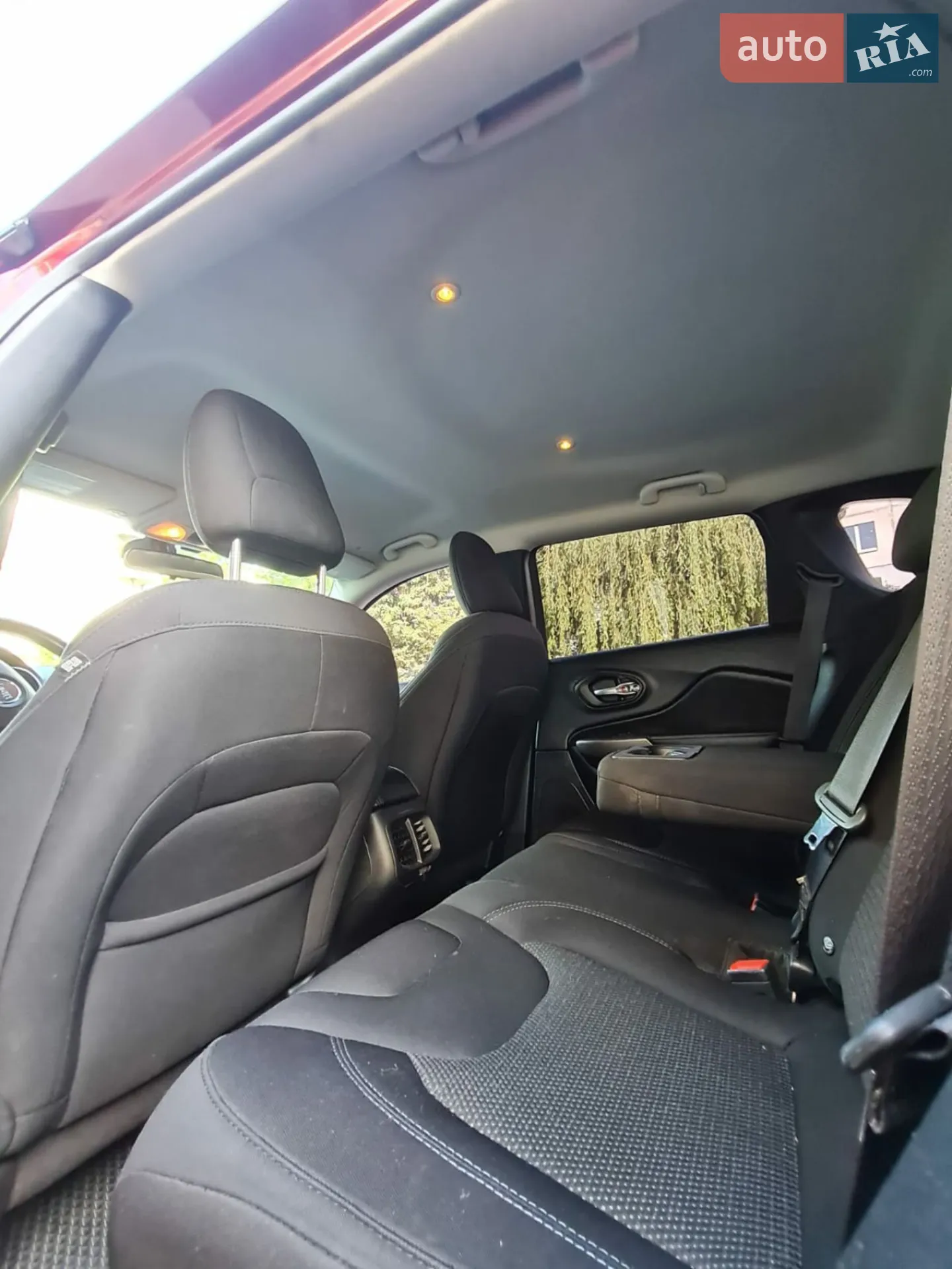 Jeep Cherokee 2018 VIN 1C4PJLCB2KD175873 фото оголошення 7 з 9