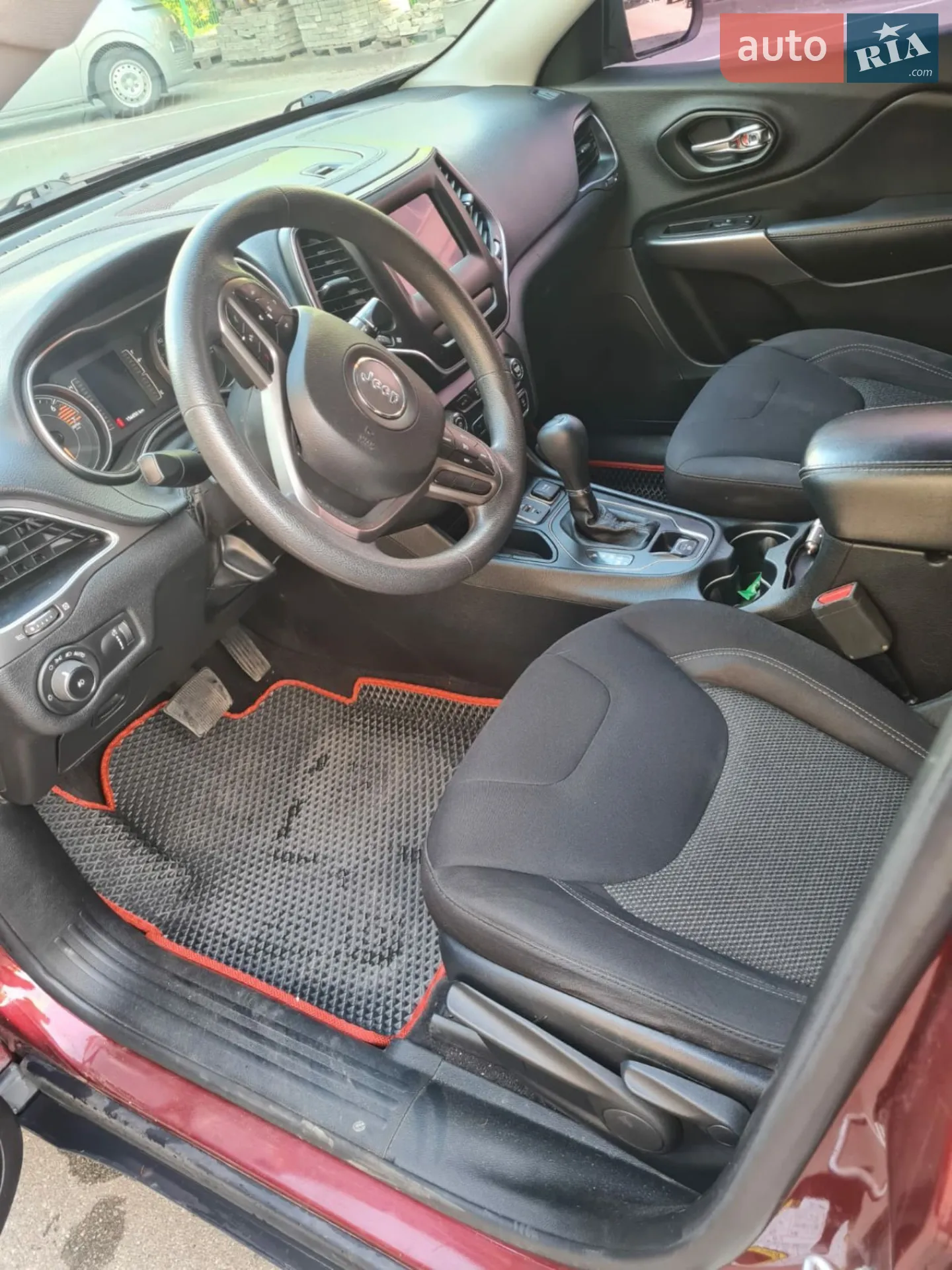 Jeep Cherokee 2018 VIN 1C4PJLCB2KD175873 фото оголошення 6 з 9