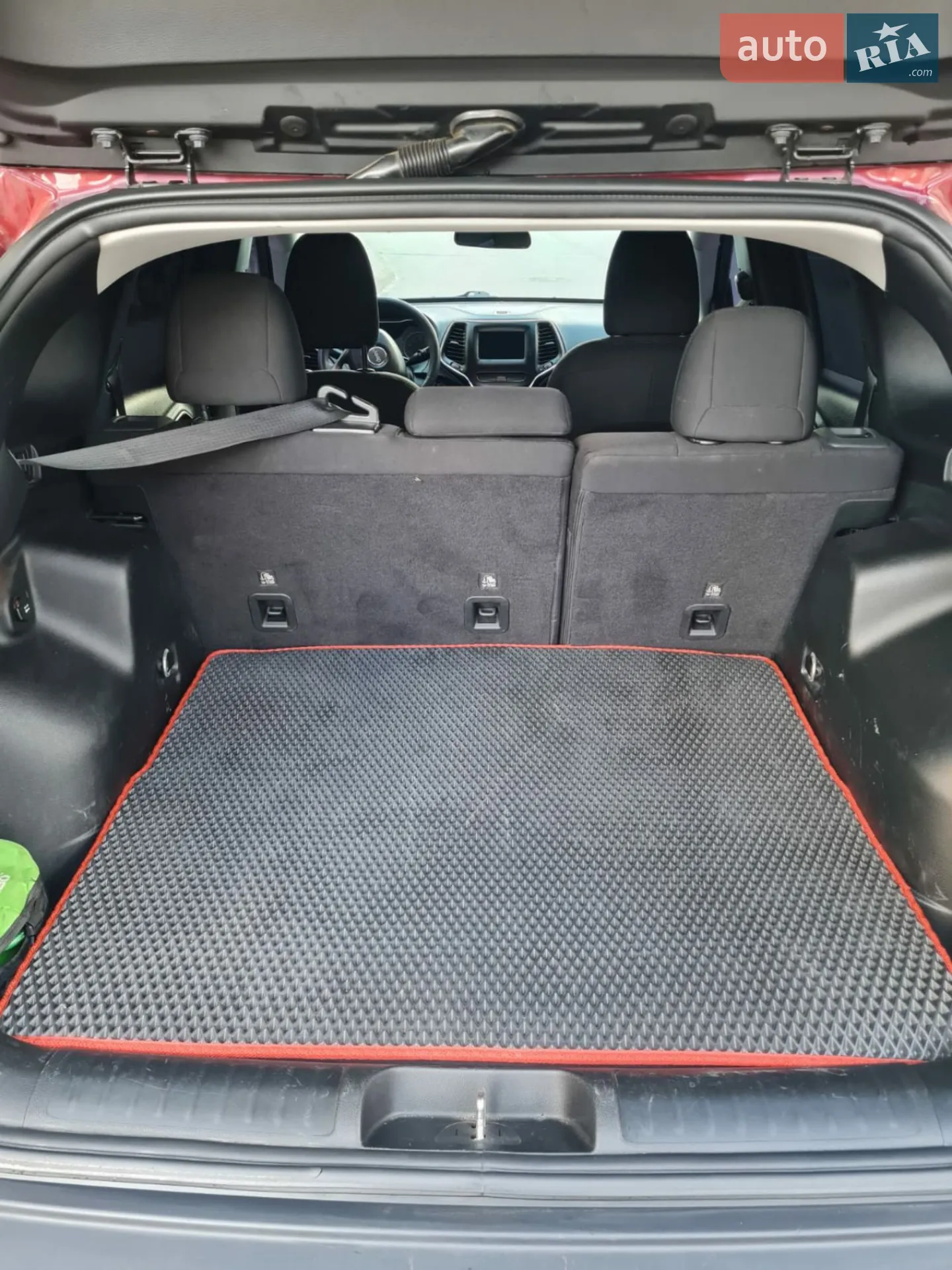 Jeep Cherokee 2018 VIN 1C4PJLCB2KD175873 фото оголошення 5 з 9