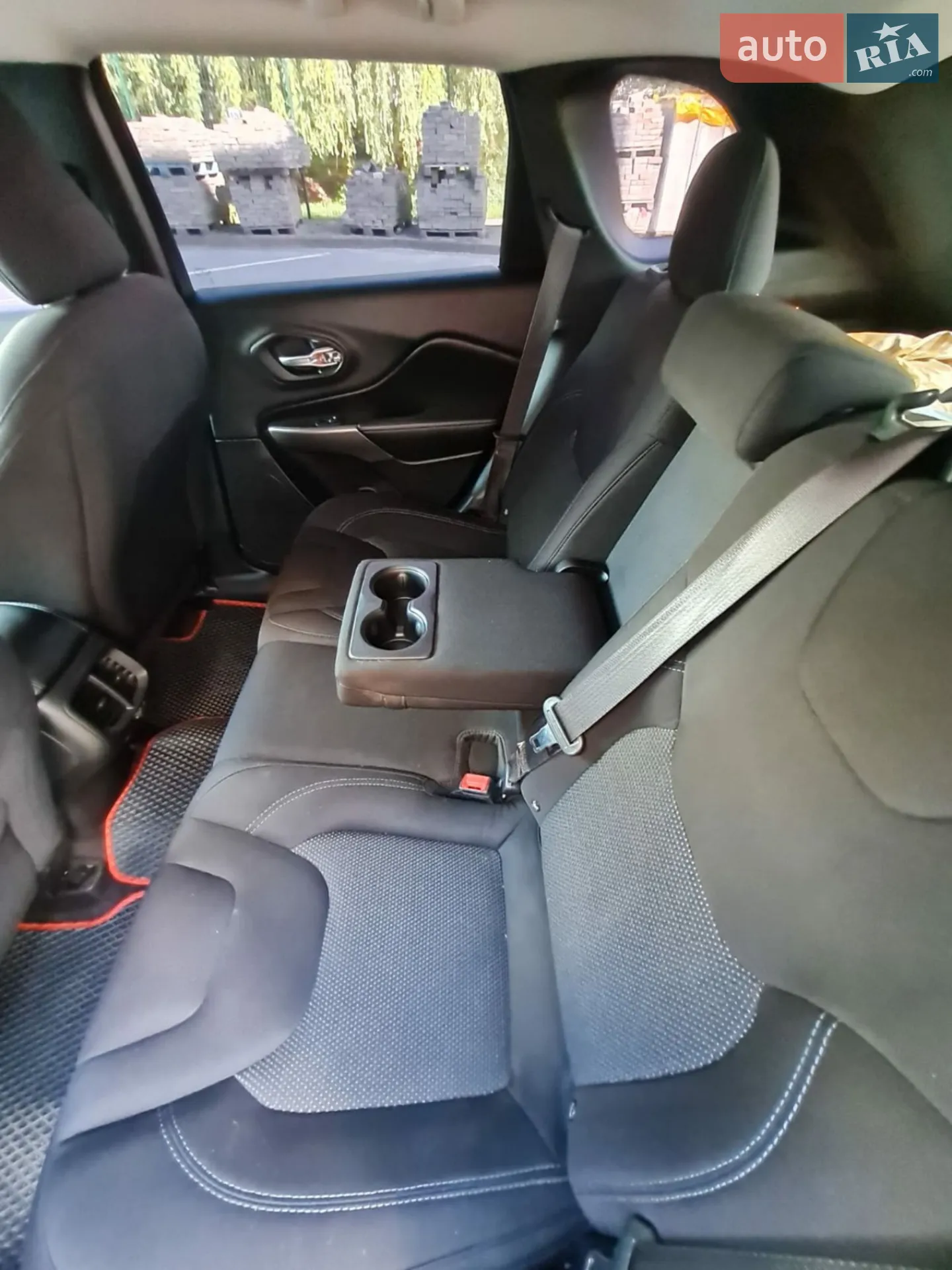 Jeep Cherokee 2018 VIN 1C4PJLCB2KD175873 фото оголошення 8 з 9