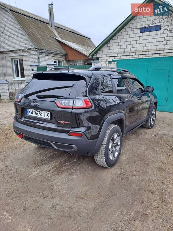 Позашляховик / Кросовер Jeep Cherokee 2019 в 