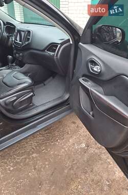 Позашляховик / Кросовер Jeep Cherokee 2019 в 