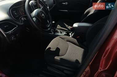 Позашляховик / Кросовер Jeep Cherokee 2019 в 