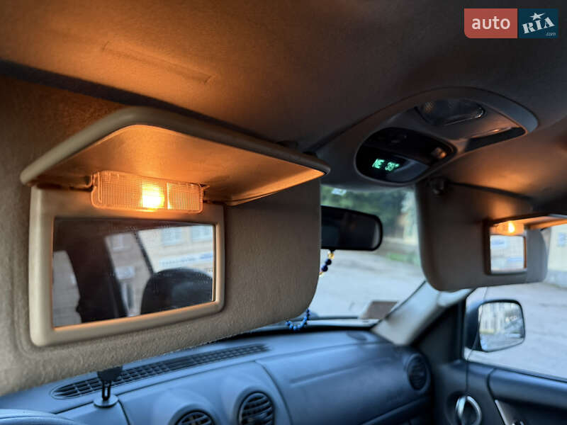 Внедорожник / Кроссовер Jeep Cherokee 2004 в Житомире