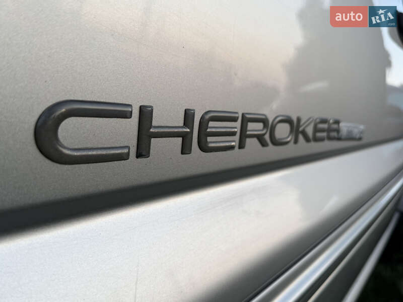 Внедорожник / Кроссовер Jeep Cherokee 2004 в Житомире