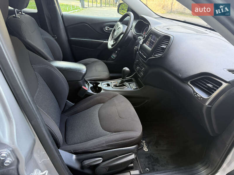 Внедорожник / Кроссовер Jeep Cherokee 2018 в Черновцах