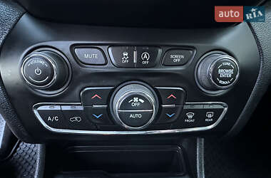 Позашляховик / Кросовер Jeep Cherokee 2019 в 