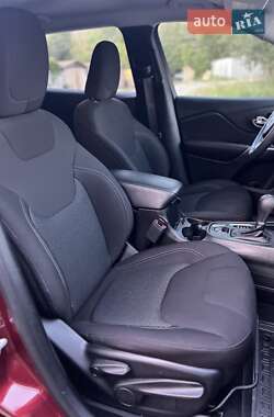 Позашляховик / Кросовер Jeep Cherokee 2019 в 