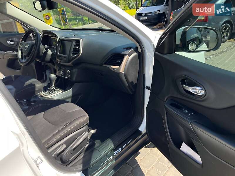 Внедорожник / Кроссовер Jeep Cherokee 2015 в Ужгороде