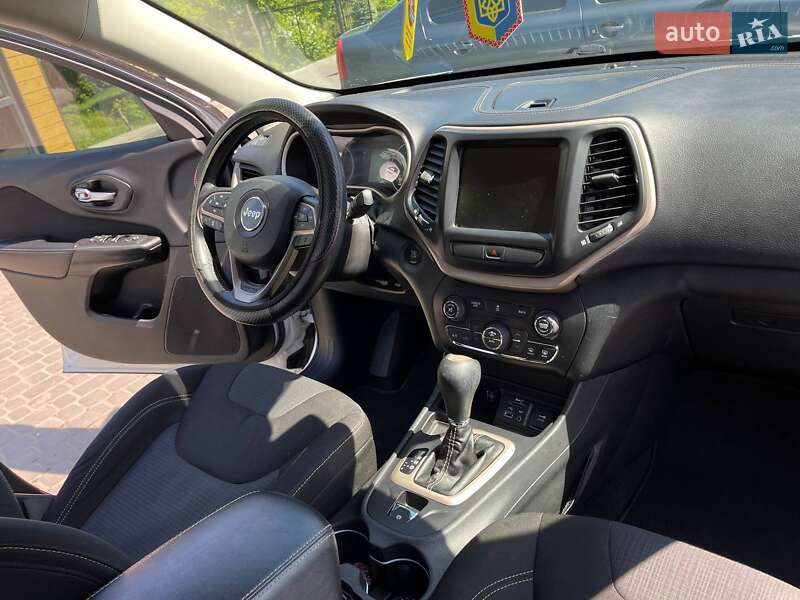 Внедорожник / Кроссовер Jeep Cherokee 2015 в Ужгороде