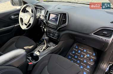 Внедорожник / Кроссовер Jeep Cherokee 2020 в 