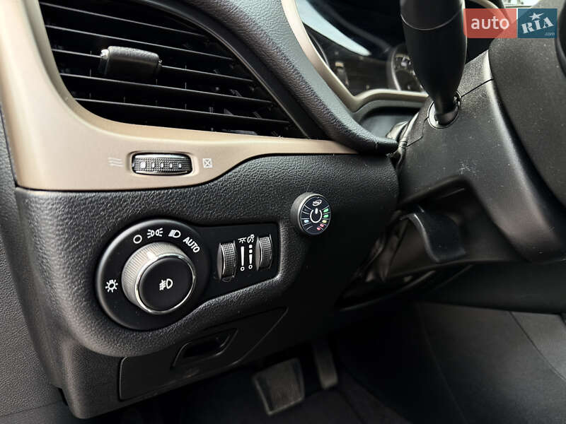 Внедорожник / Кроссовер Jeep Cherokee 2016 в Киеве