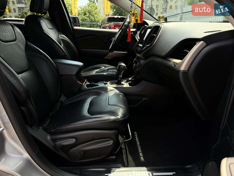 Внедорожник / Кроссовер Jeep Cherokee 2016 в Киеве
